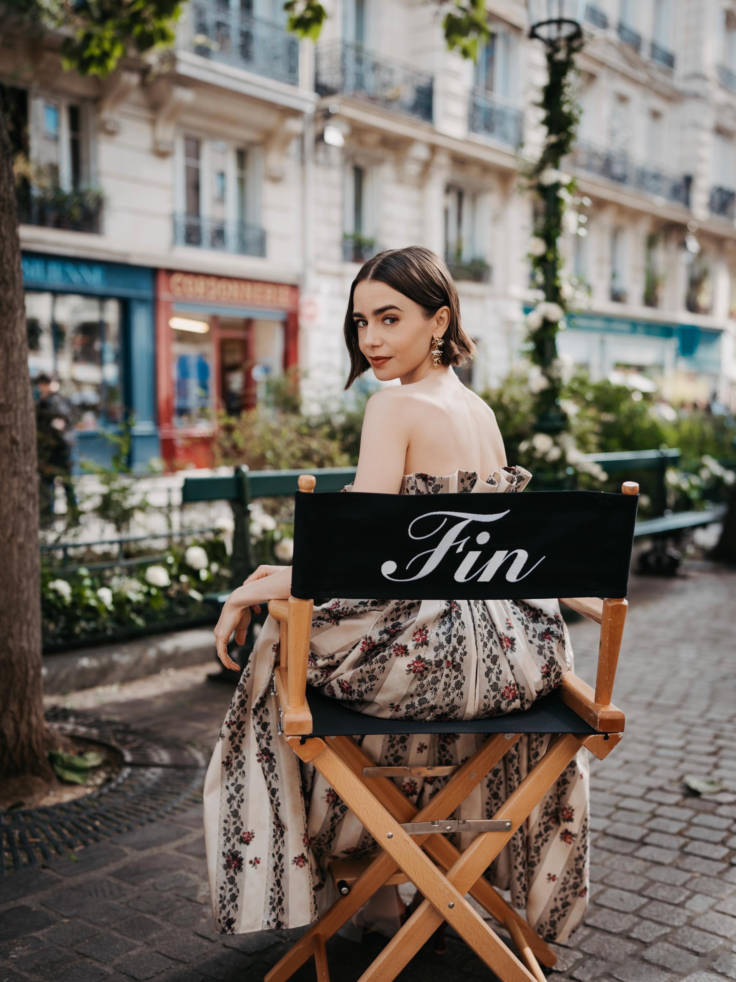 lily collins莉莉柯林斯发文告别艾米丽～完成了主演的热剧《艾米丽在巴黎