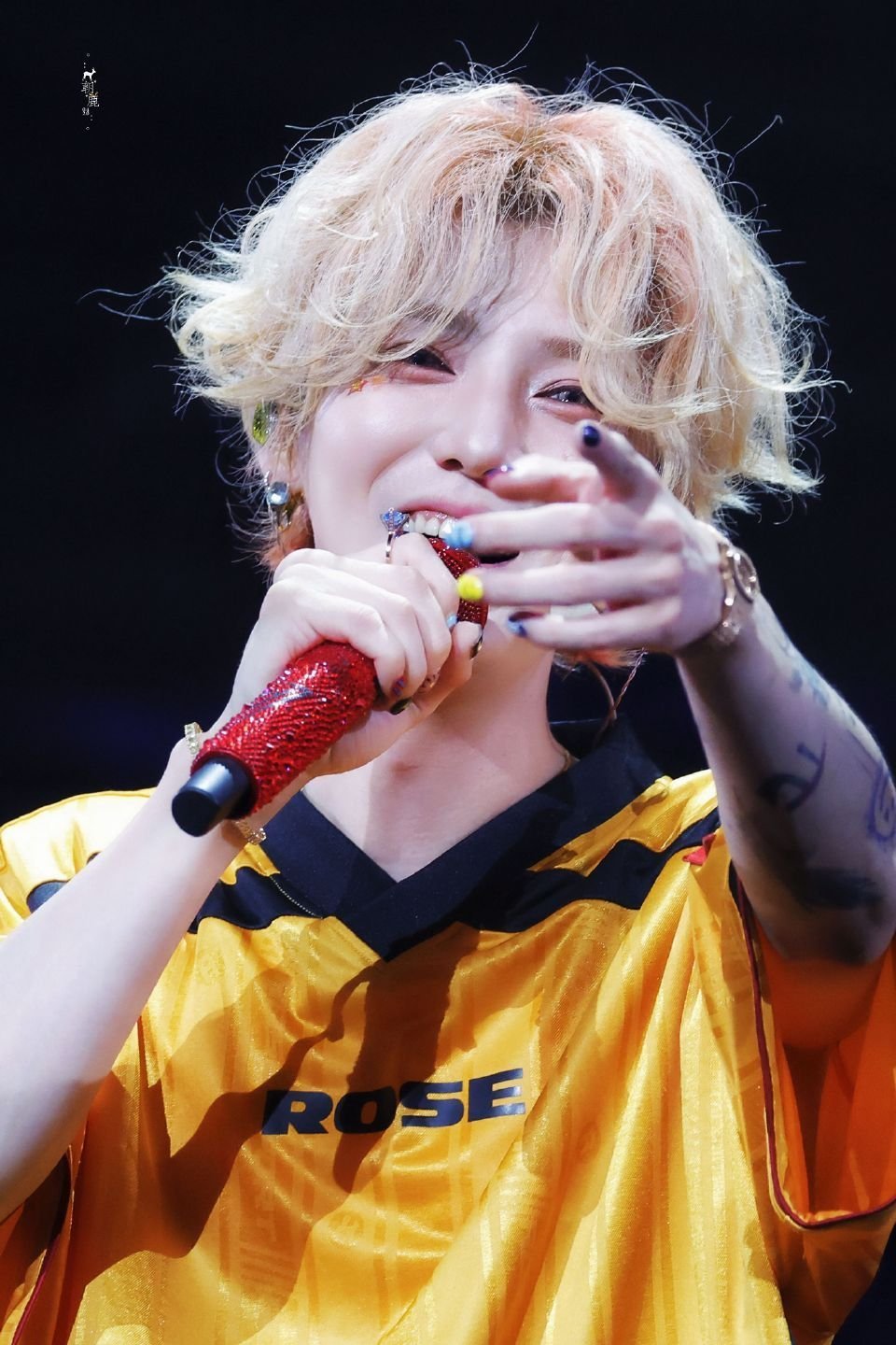 鹿晗专辑今天发售了 颤抖吧 我们全能ACE舞台王者发力了 都有谁抢到啦