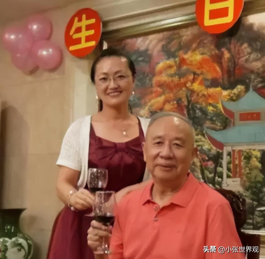 服刑18年的“中国首富”牟其中，2016年终于刑满释放，谁料在监狱门口迎接他的女