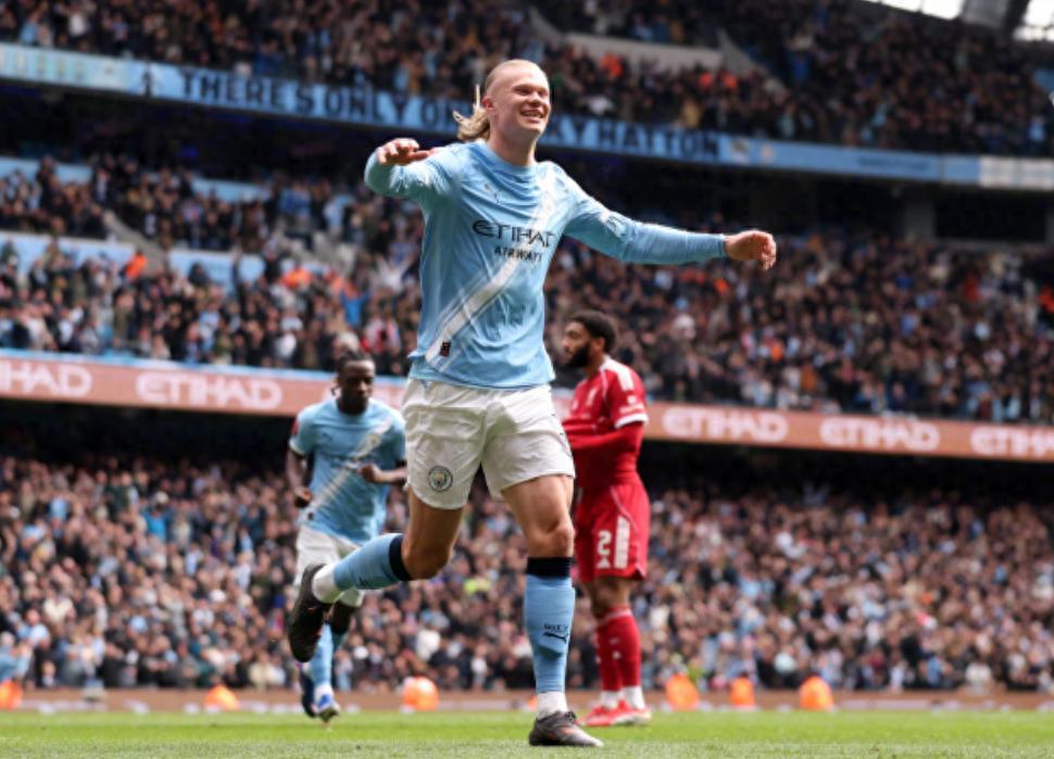 足总杯1/4决赛中场休息，曼城更衣室内应该是这样的，
瓜迪奥拉直接动手了，
我不