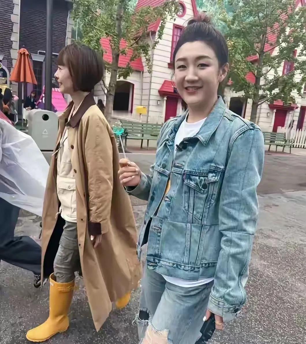 大家发现没有，陈梦近期出游北京环球影视城梳的这个高丸子头竟然和西游记里的一个小妖