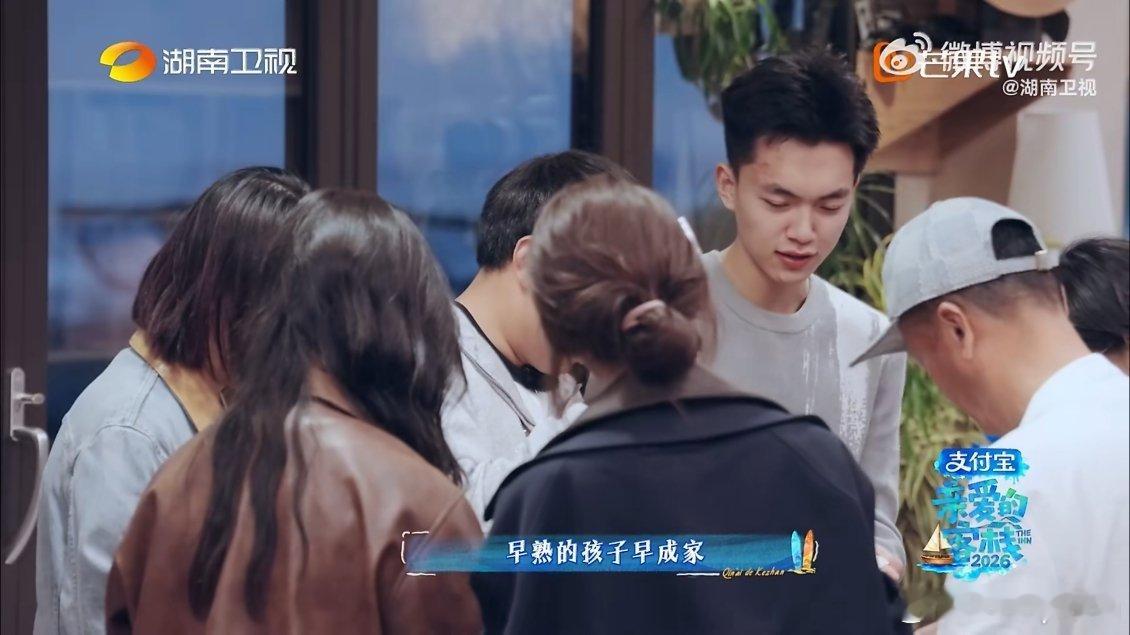 沈月谭松韵听不懂的疼痛文学面对17岁少年想要逃离家人管束，沈月谭松韵一秒进入了青