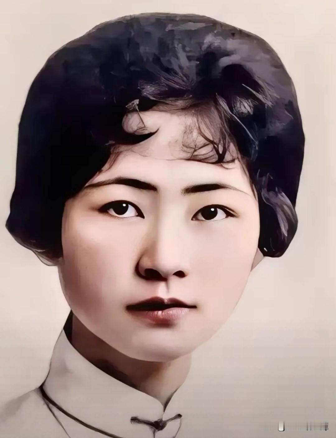 我们有理由相信，林徽因婚纱照的发型是她自己设计的（图1）。为什么呢？翻遍民国女子