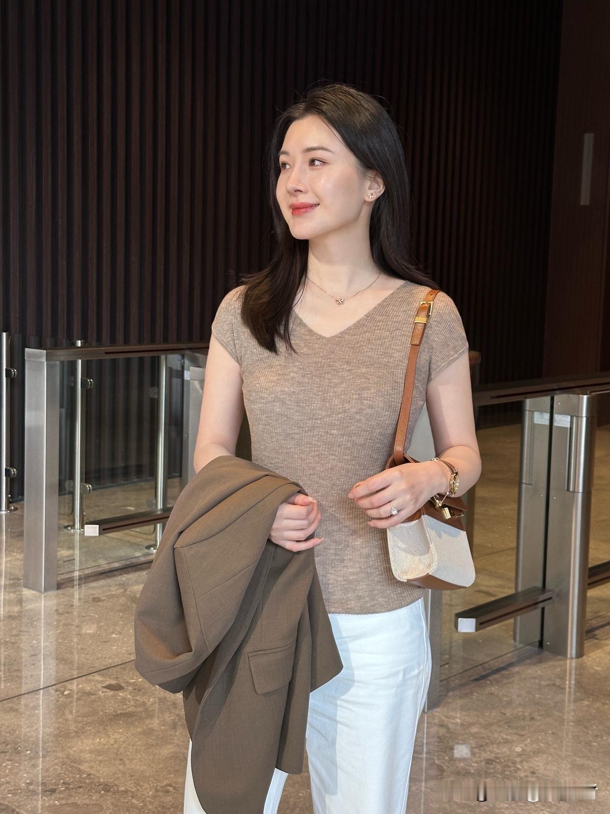 优雅出行，时尚穿搭很有门道。优雅温柔风穿搭就很绝，面料选真丝、羊绒、三醋酸这些柔