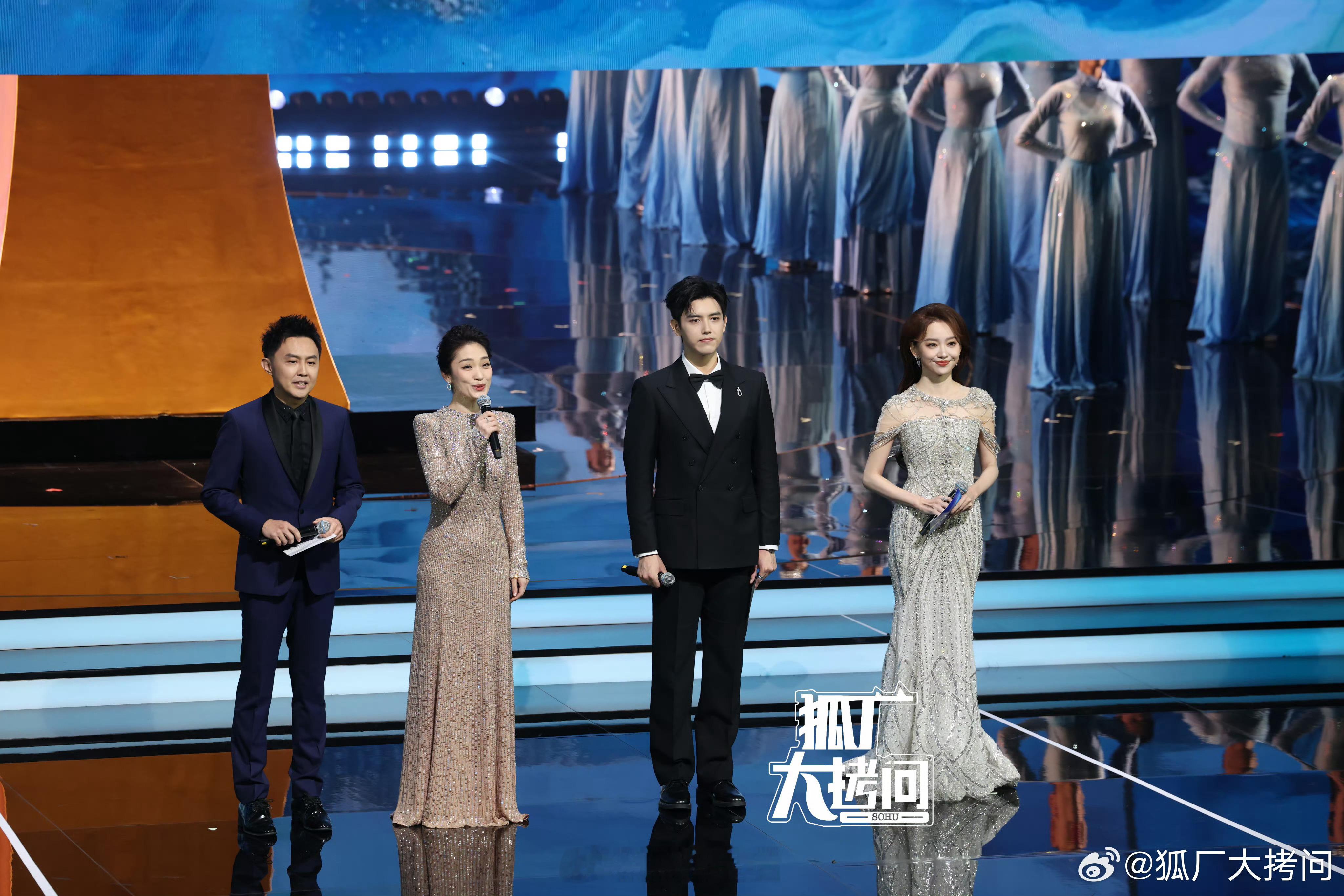 金鸡奖开幕式主持陈飞宇正气范儿十足，太有吸引力啦。 