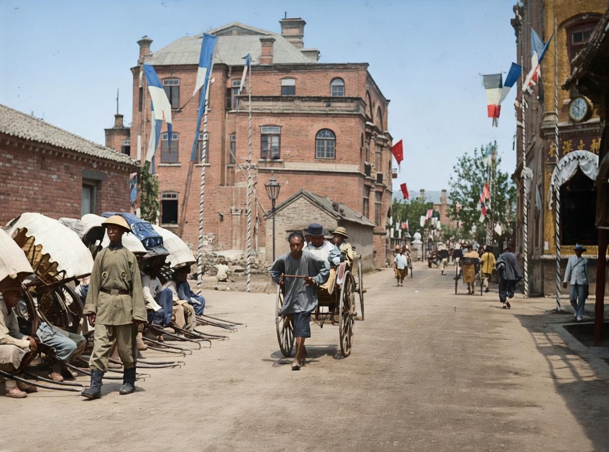 清末，天津租界，一边是传统老城的市井，一边是近代西式租界的洋楼，而贯穿其中的，是