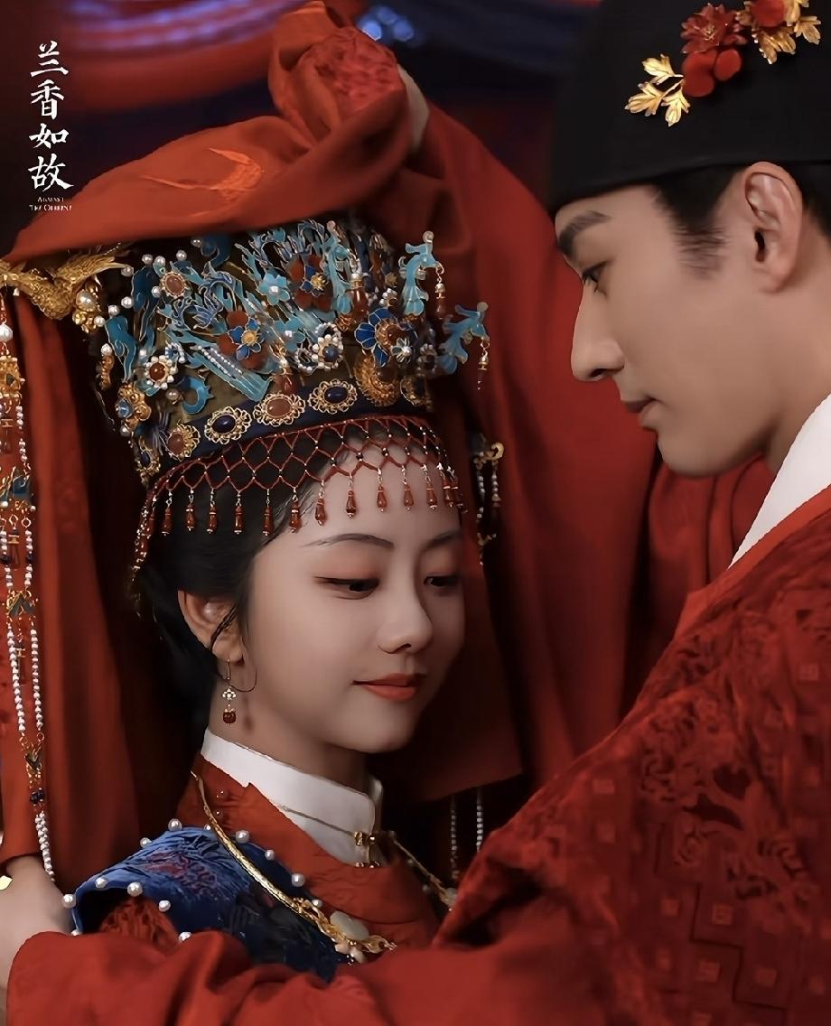 许兰香作为丫鬟，居然可以嫁高门。
她结婚这里，婚冠上左右都有两只金凤凰，两边都是