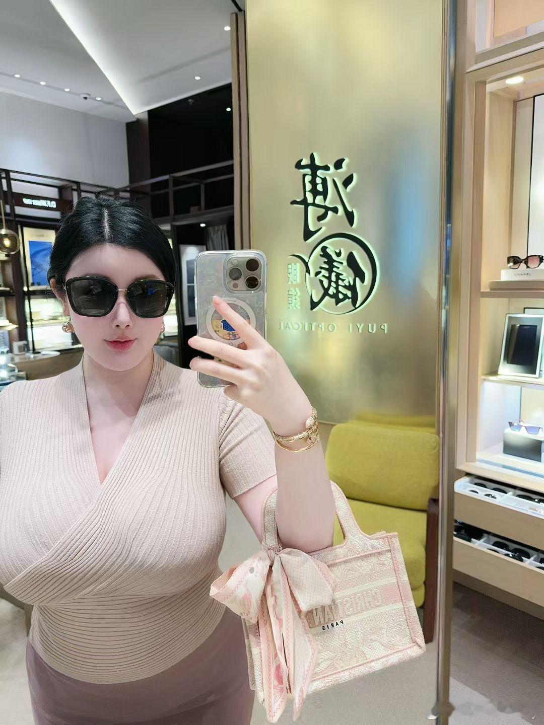 穿搭[超话]   你不赞，他不赞，我的自拍没人看颜值街拍写真      ​​​