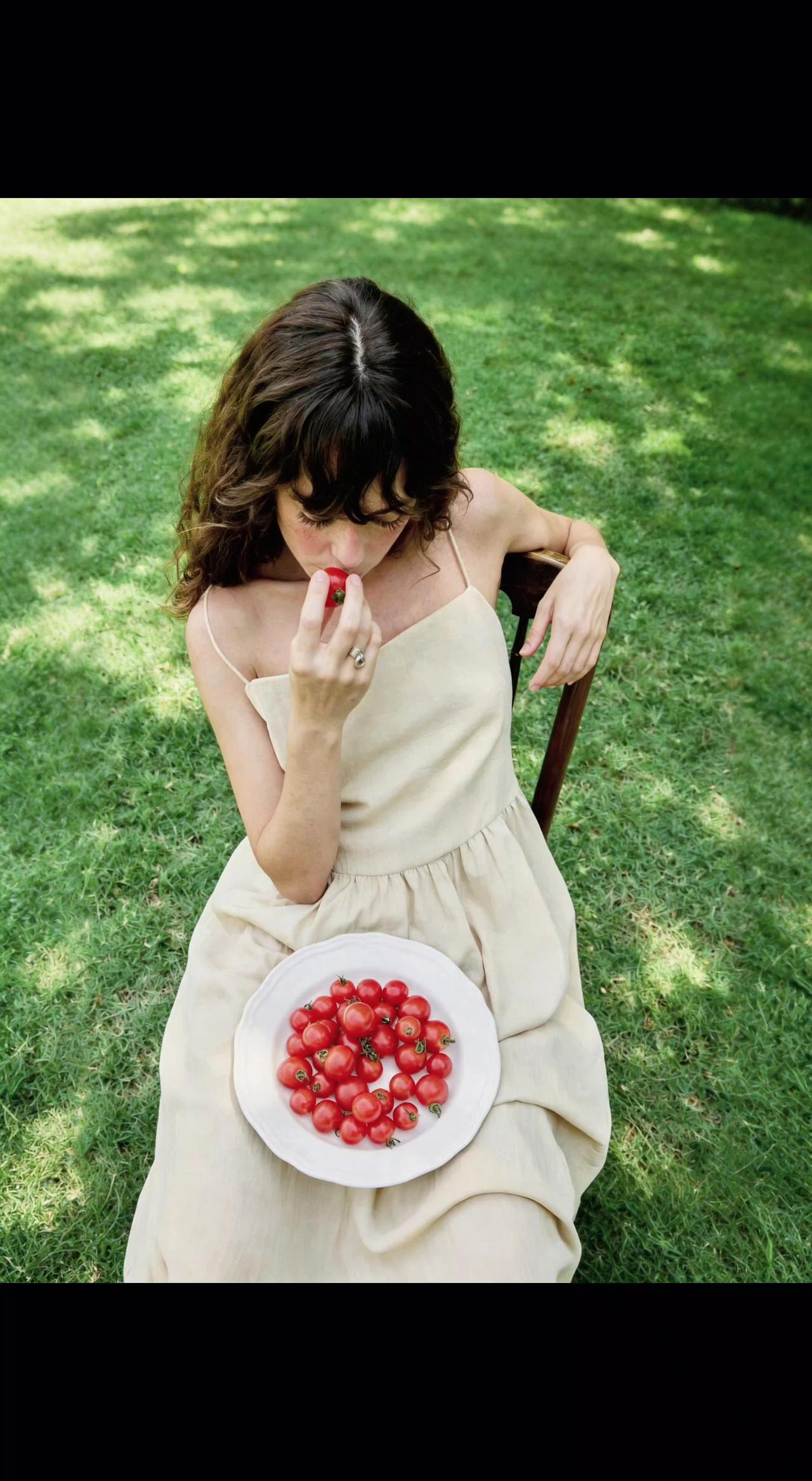 🍅阳光把草地织成绿毯，她轻咬一颗夏天的心跳💓。时光在此慢成诗，酸甜是生活的留