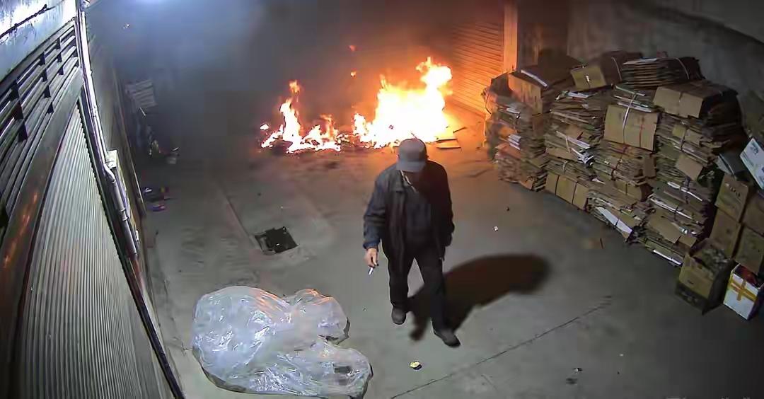 大爷丢弃的烟头引发连锁反应

大爷丢弃的烟头引发连锁反应，这个看似微不足道的小动