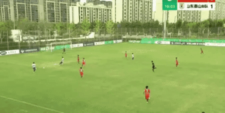 第17分钟，路俊伟进球！山东泰山B队客场2-0上海海港B队。 