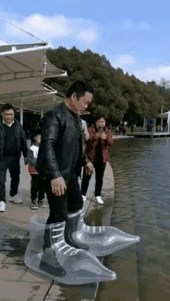 穿这个浮力鞋，真的能走到对岸去吗？万一摔倒了怎么脱鞋啊[捂脸][捂脸][捂脸]