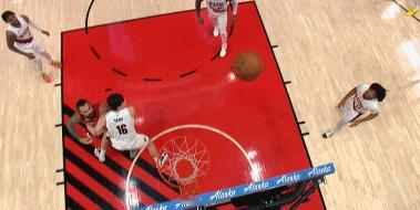 裁判啥眼神？杨翰森被打还赔个犯规？
在今天NBA常规赛开拓者对阵火箭的第四节比赛