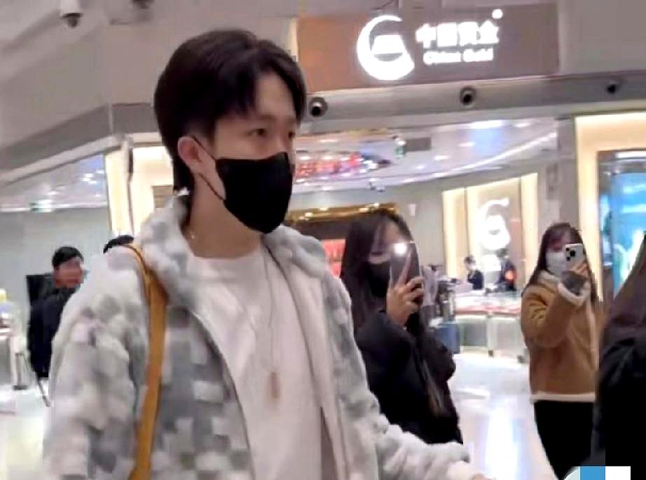 30号比赛，国乒大部队今天就出发了。
 

这次混团世界杯在成都举办，队员们这就