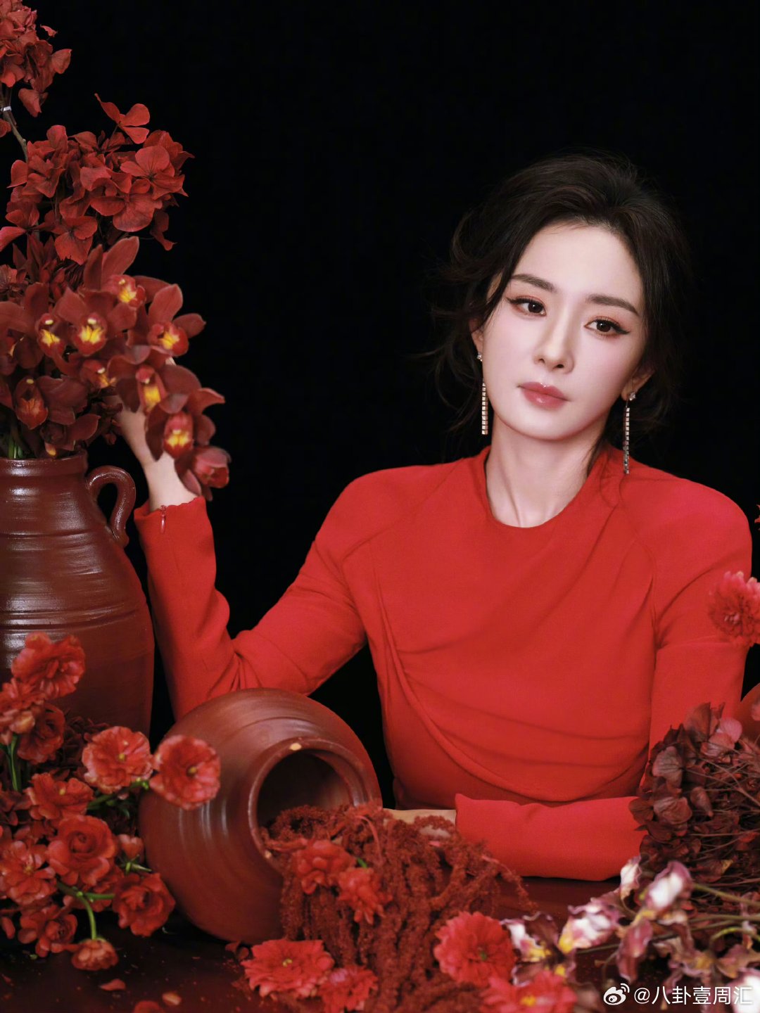 杨幂 红裙最严厉的母亲谁能拒绝杨幂的红裙啊！新春红裙一穿，红红火火过大年，太应景