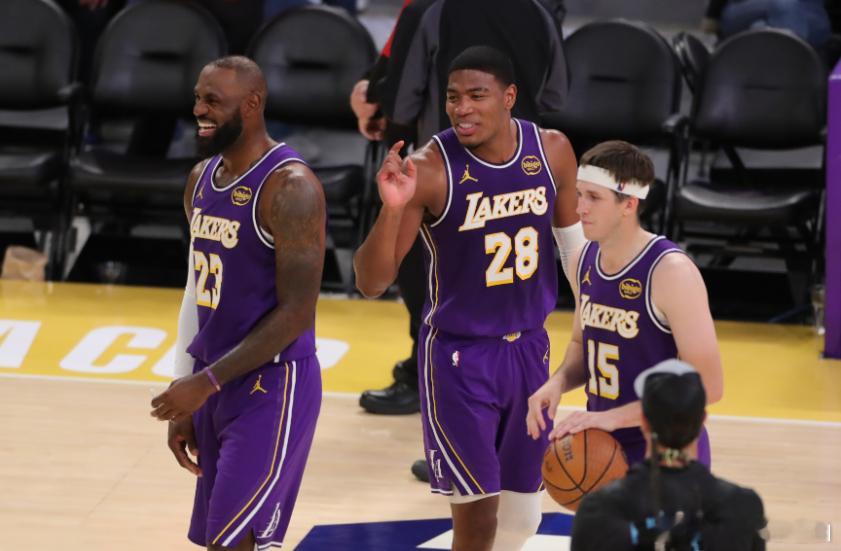 近日，詹姆斯经纪人里奇·保罗在节目中谈到了里夫斯。谈到里夫斯该追求个人成功还是留