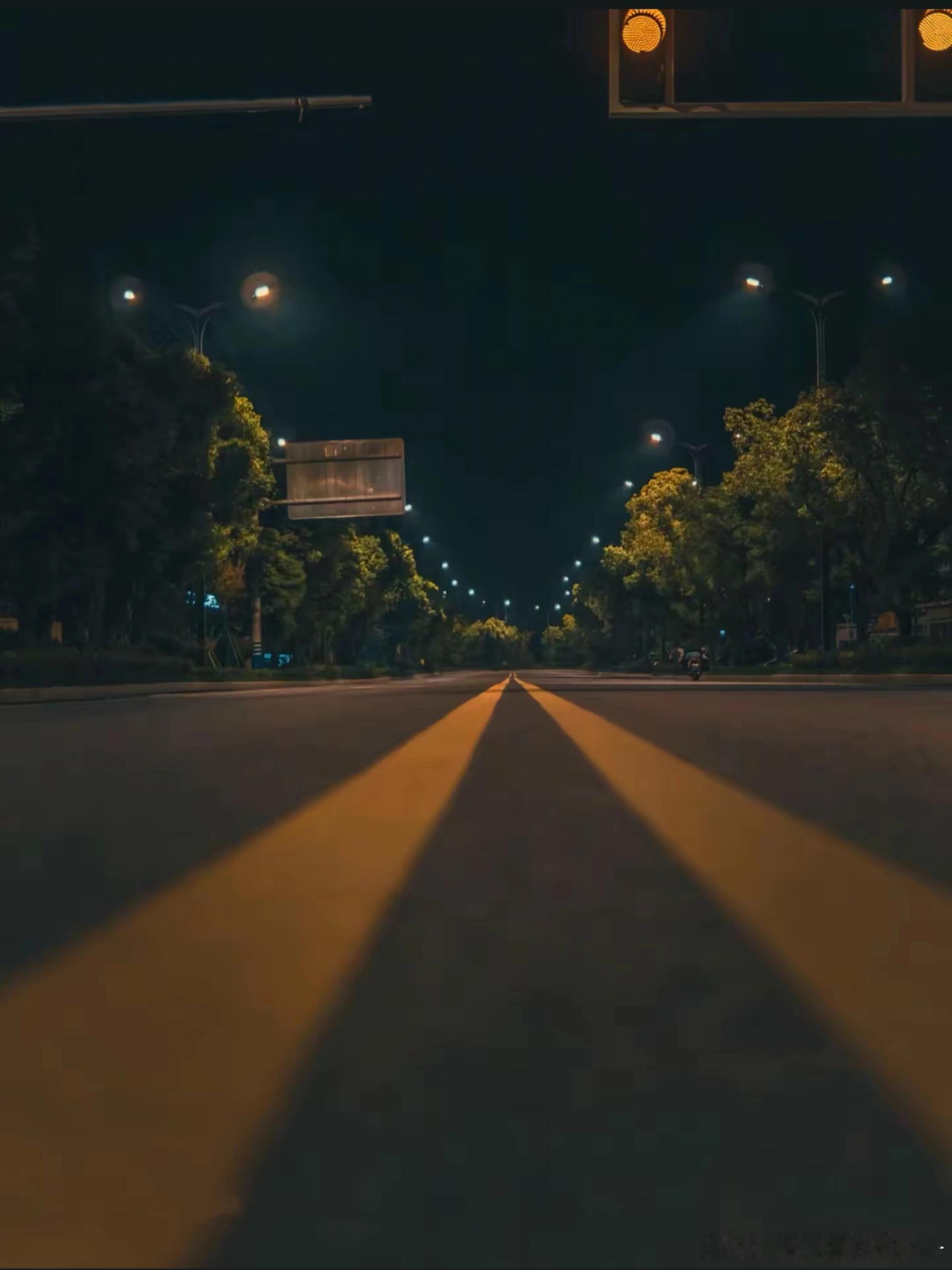 夜色是生活留给我们的喘息间隙，容纳所有细碎情绪，抚平白日积攒的焦躁。在漫长黑夜里