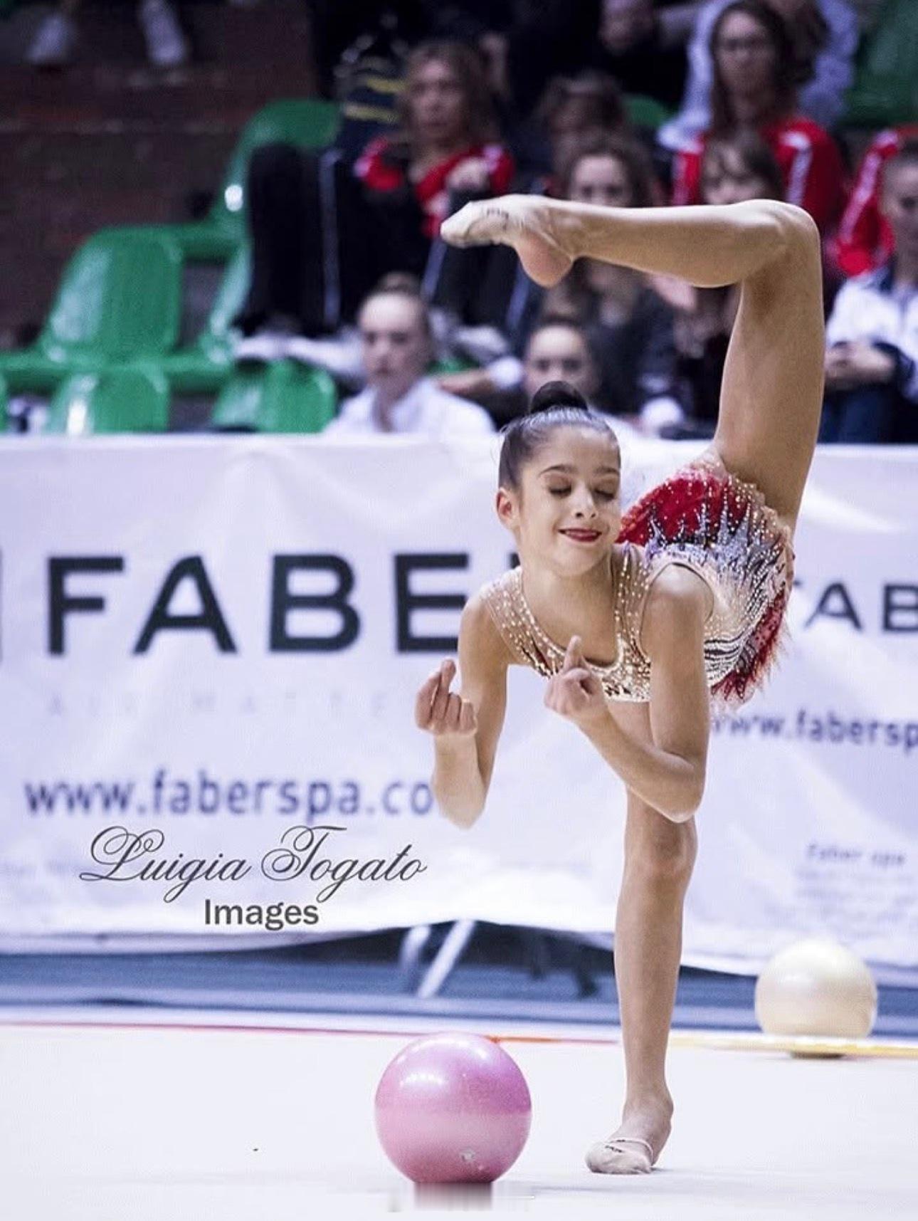 索子小时候的这张图可爱炸了好吗😍Sofia Raffaeli艺术体操