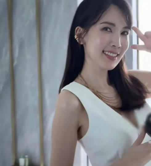 陈若仪近日在社交平台上分享的一张合影，意外成为了网络热议的焦点。这张照片之所以引