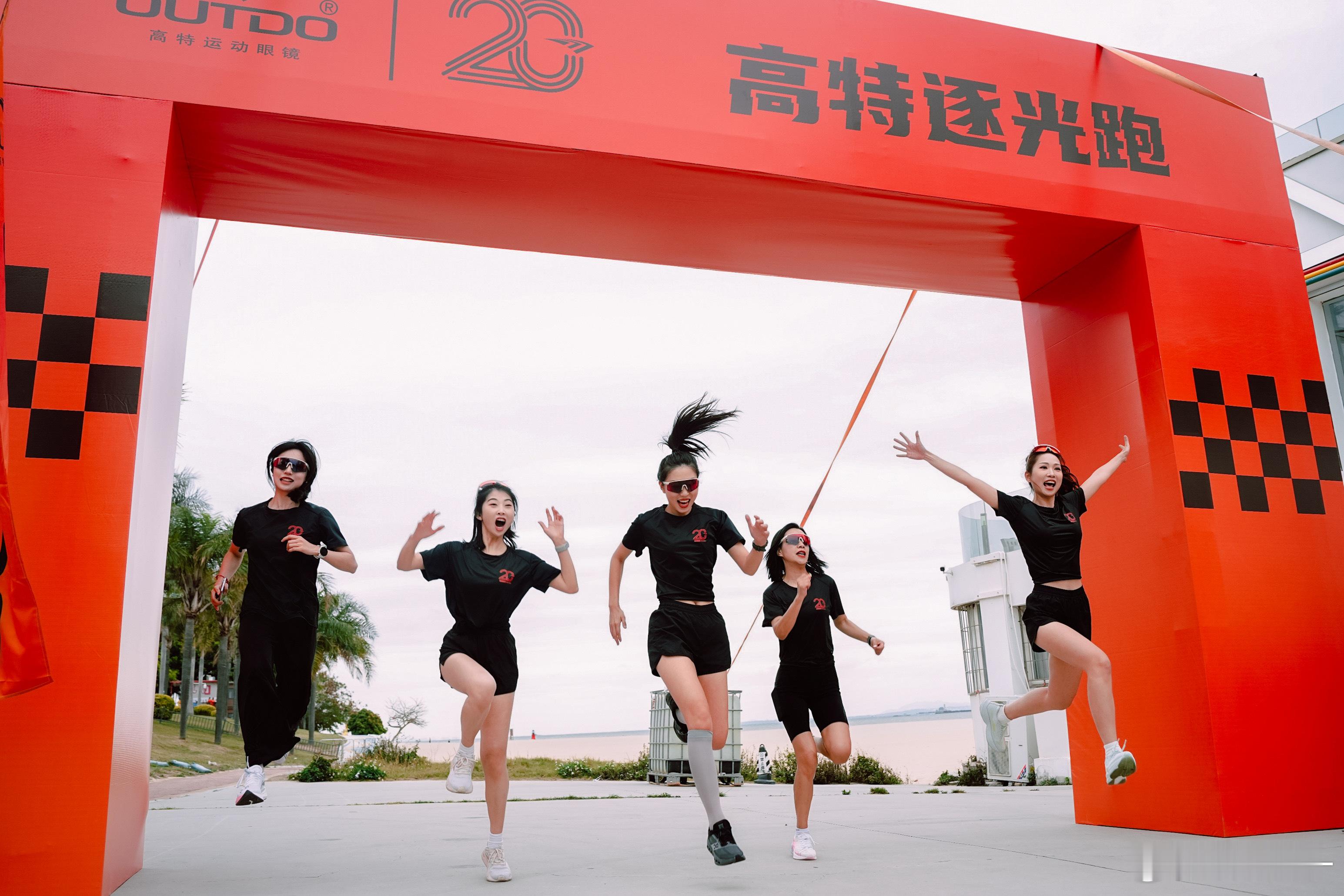 和马拉松冠军何杰、焦安静、向付召厦门5KM逐光跑，海风大到怀疑人生…  但！全程