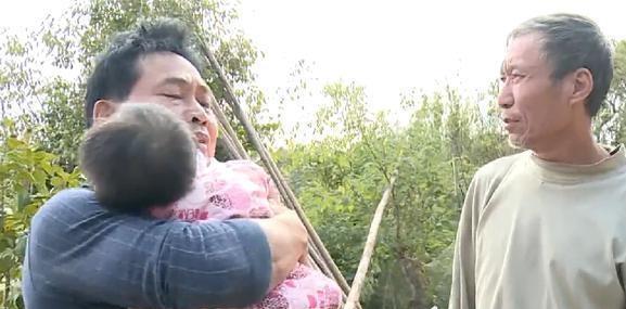 30岁男子，离异后无意得知，前妻竟然偷偷为自己生下了孩子，他不顾家人阻拦，一定要