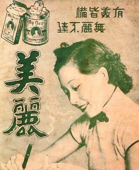 1974年的上海老弄堂，深夜的灯光昏黄。

62岁的蒋梅英刚躺下，门突然被撞开。