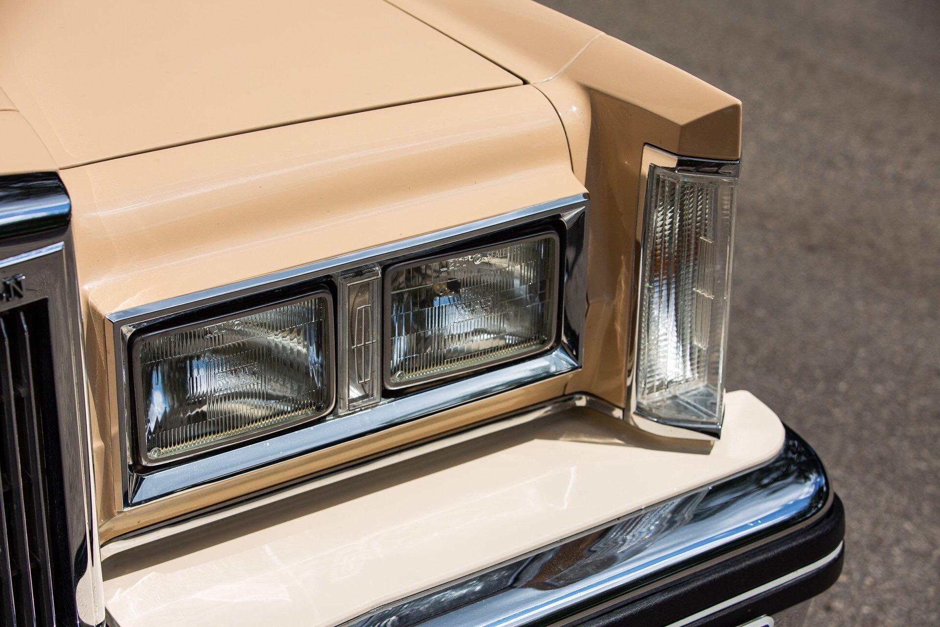 林肯牌高级小轿车。  1984 LINCOLN TOWN CAR