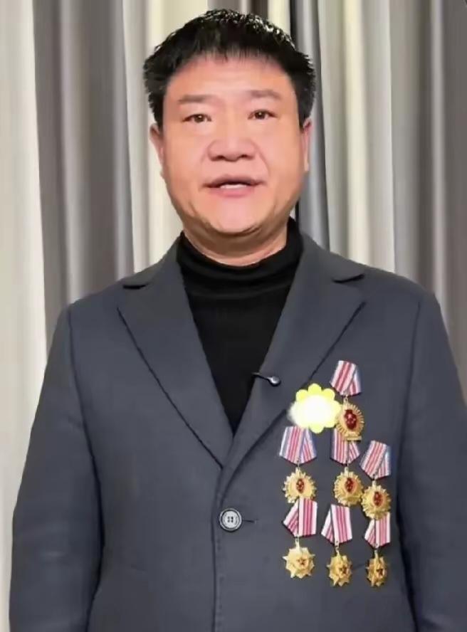 凌晨5点带7枚军功章喊话！反诈老陈硬刚某手，10条打假视频被下架，这次他真急了