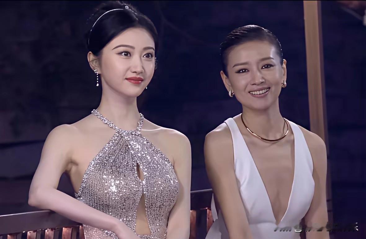 一白遮百丑，当年董洁被秒了，她可是大家心目中的白月光，没想到在甜身边竟然被衬托成