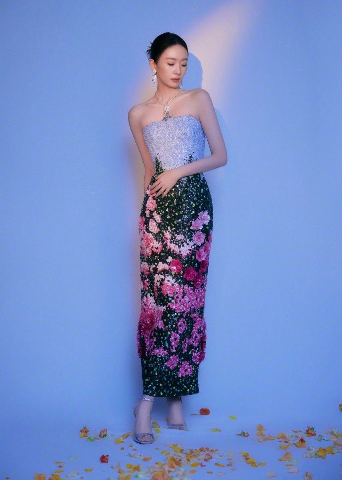 童瑶五十朵立体玫瑰裙童瑶五十朵立体玫瑰繁花裙 童瑶在微博视界大会的出发造型很有春