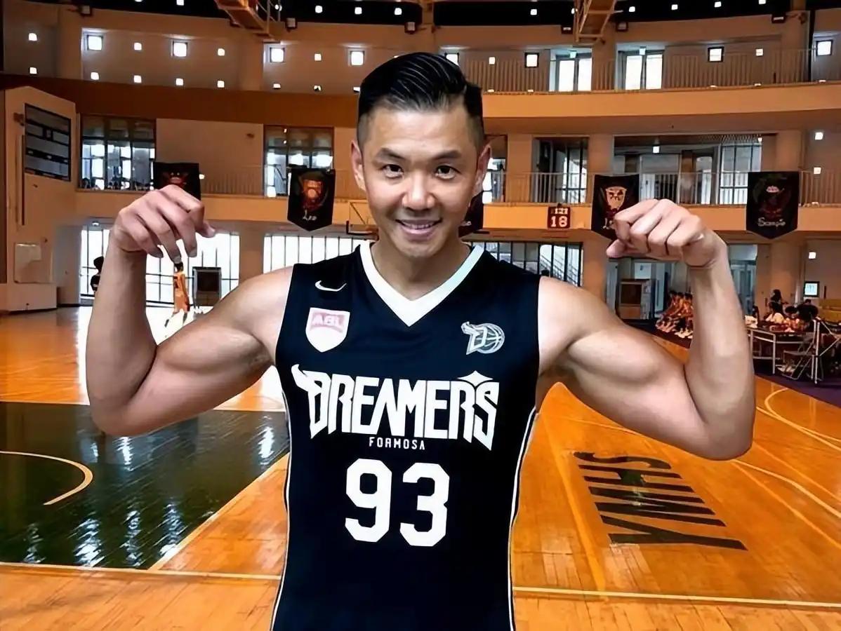 49岁的台湾艺人陈建州（黑人）突发心梗，血管堵塞90%，幸好及时送医。许多人很困