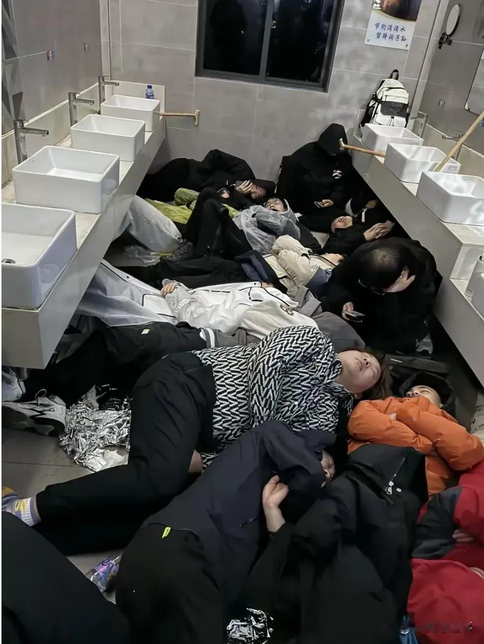 如果出去旅游晚上睡在公厕里，而且不分男女，给我500元一天，我也不去。
国庆长假