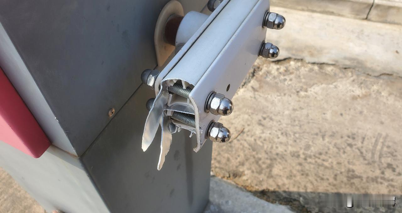 房产中介送外卖，第一单就撞断小区拦车杆。
他是我同事。
看着跑众包月入五六千，他