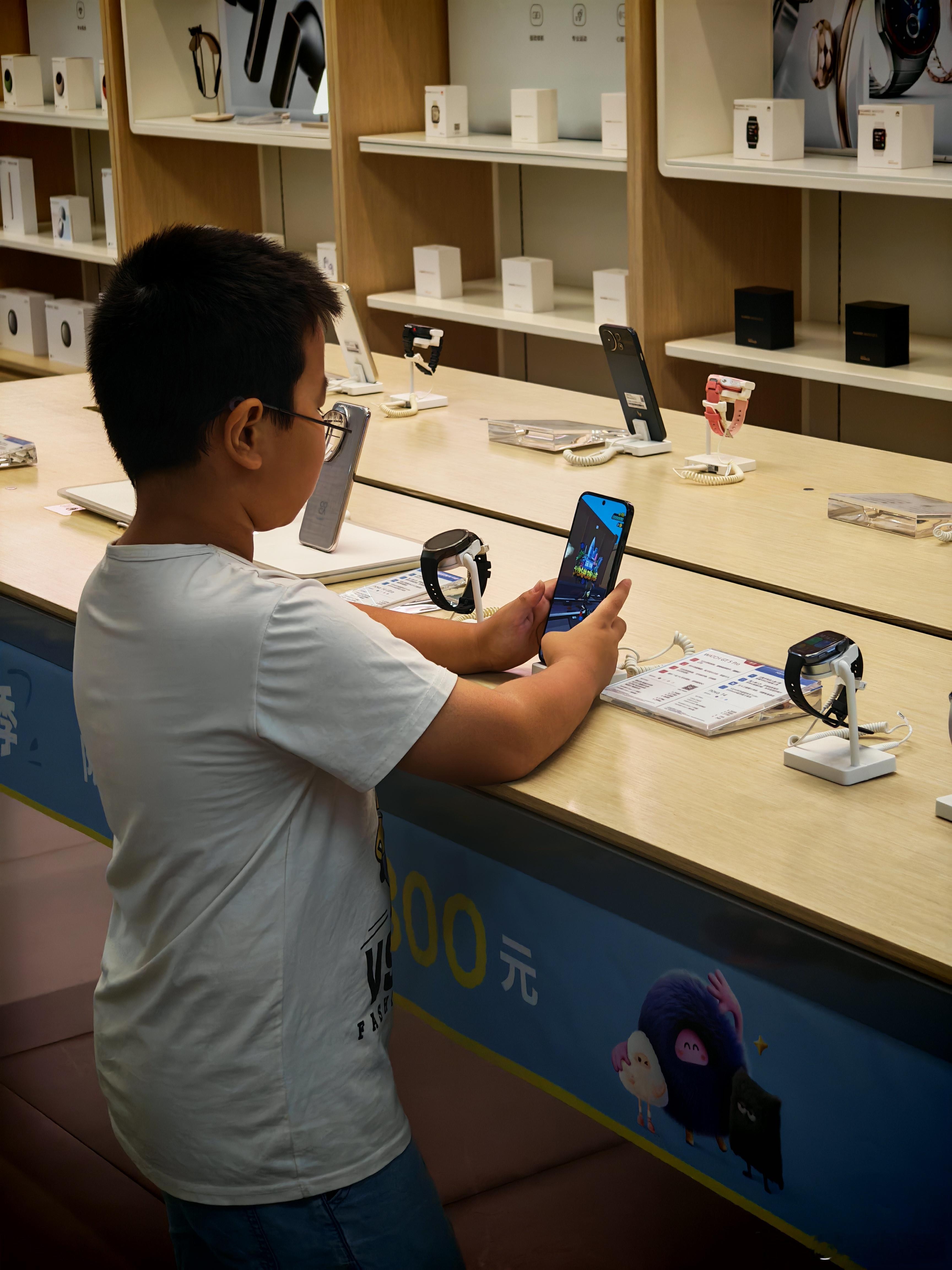 我好奇小学生在华为店里玩的啥，凑近一看是跑酷游戏。[允悲] ​​​