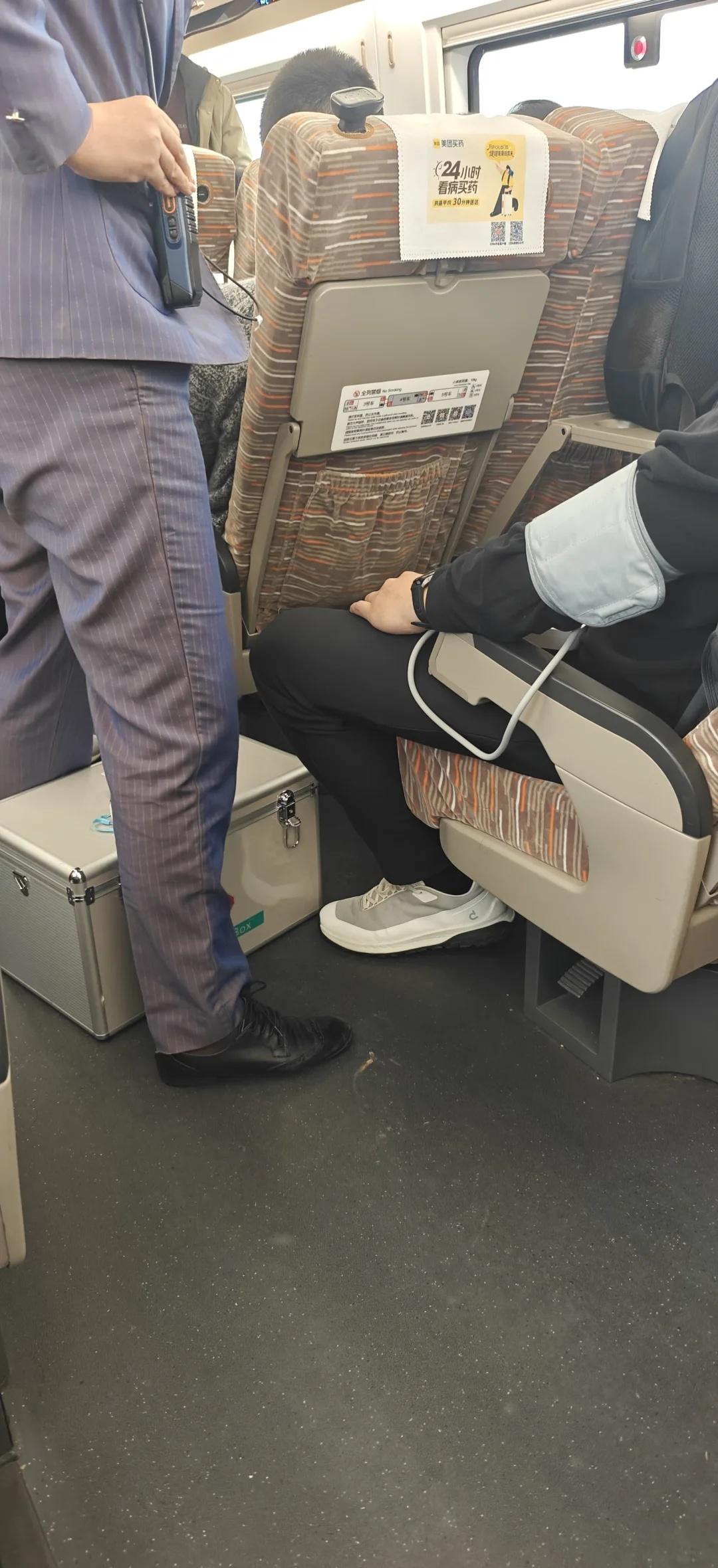高铁惊魂一刻！列车工作人员专业急救
亲身见证了一趟列车上的生死时速，真的被铁路工