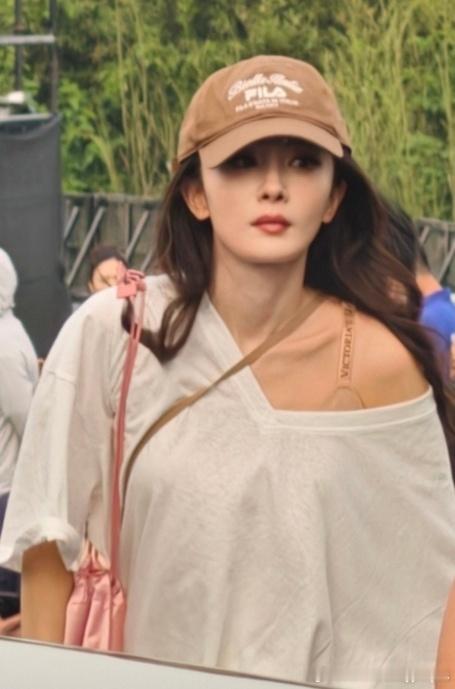 没开玩笑家人们美哭了。。。怎么有人能美成这样…