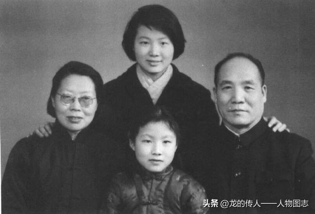 1964年春节期间，李达夫妇与彤妍、李丹合影。