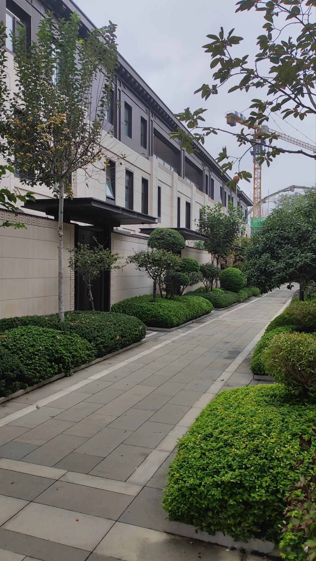 房价再涨一轮，慌也没用，得想点实际办法。
先算算“防守账”，把钱换成“抗涨小工具