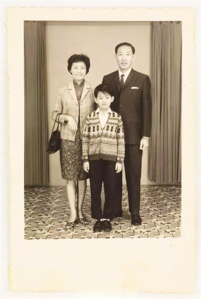 1968年，香港。上世纪，当时10岁的王家卫与父母合影。戴墨镜我就服王家卫和谢贤