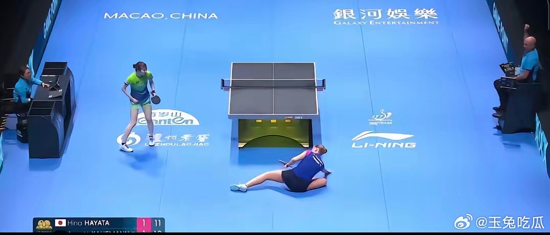 考夫曼摔倒，把早田希娜也给吓了一跳。打着打着，考夫曼趴在了地上，早田以为对手也就