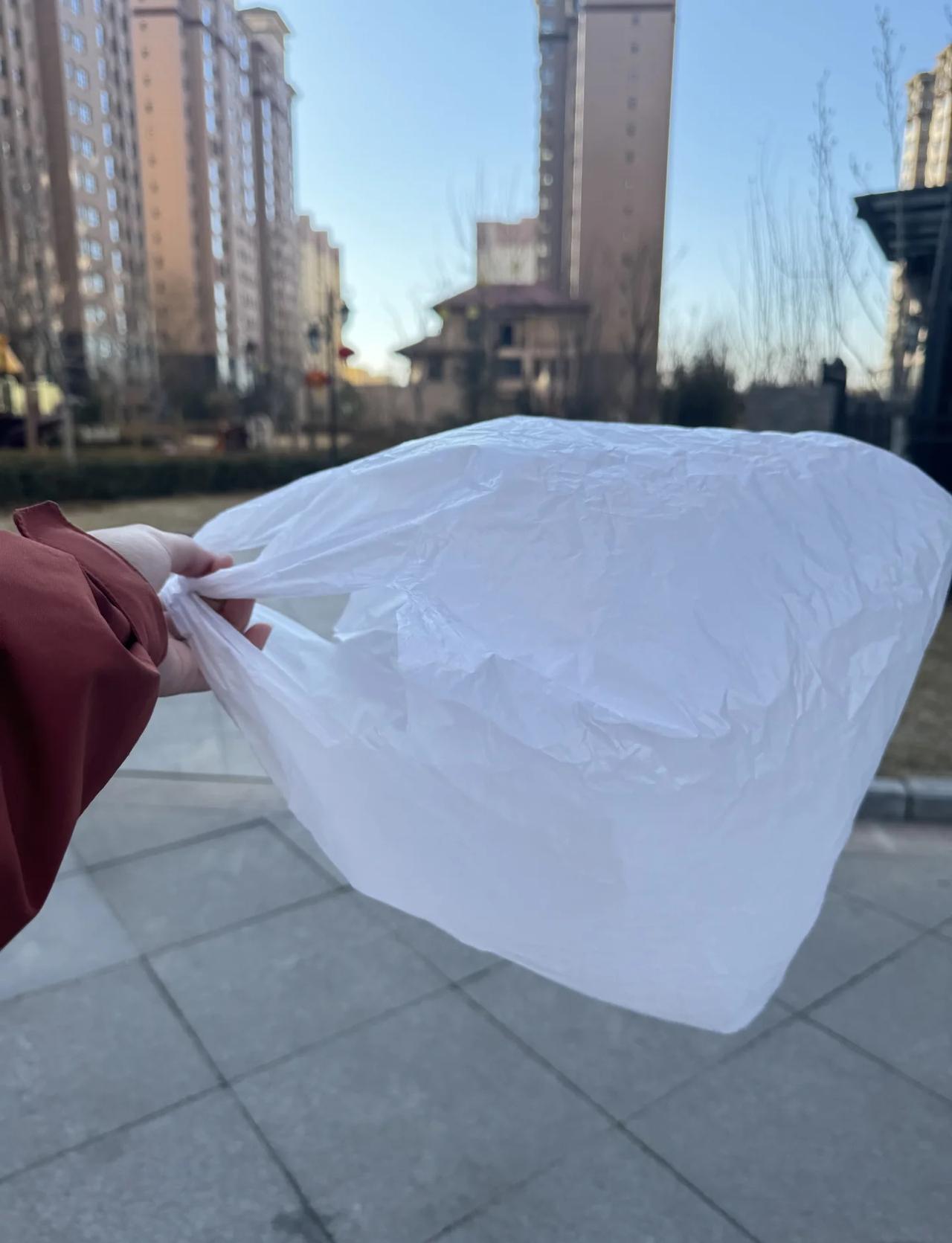 这是白色的，不是黄色的，所以
它不仅可以装风，还可以装穷
你们肯定觉得没意思 这