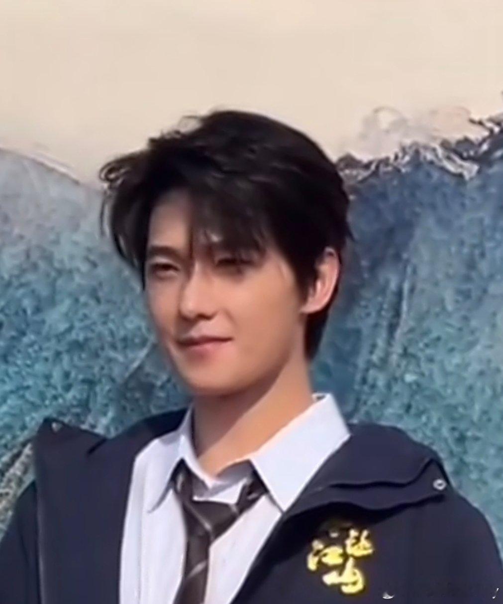 杨洋不让江山开机杨洋《不让江山》开机状态，咋感觉他颜值巅峰期已过，也开始变胖了！