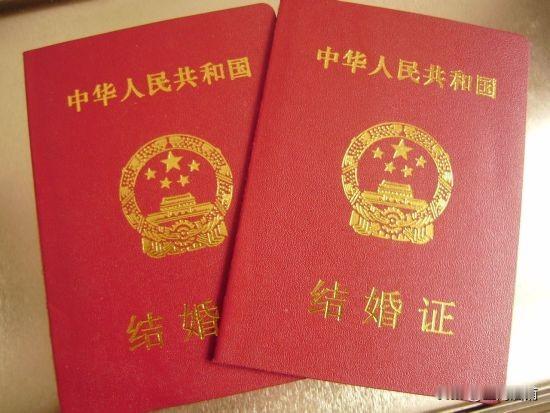 我和男友去领结婚证，刚到民政局门口，突然手机响起，电话里传来妈妈急促的声音：不要