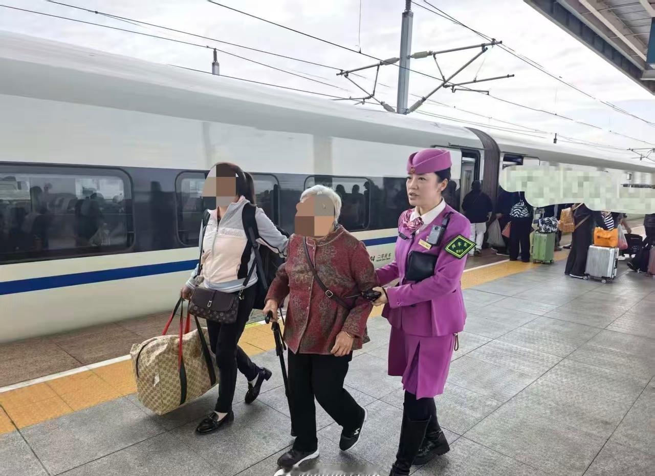 4月6日，贵阳北开厦门北G1686次列车，贵阳北站始发，列车长发现一位老年旅客，