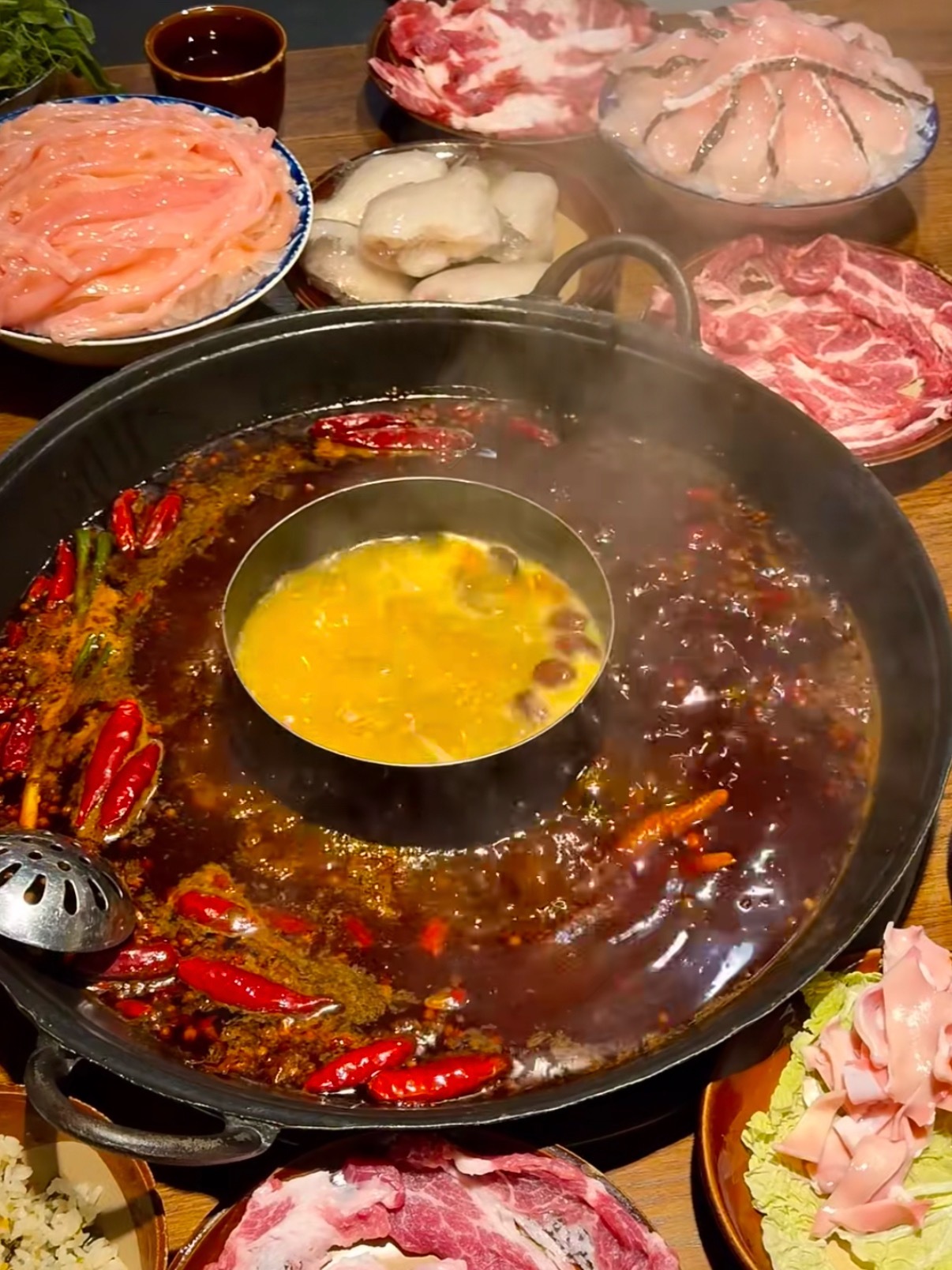 网友因腌制肉喊话山系火锅从打卡山野氛围到关注实际体验，火锅的热度未减，只是大家对