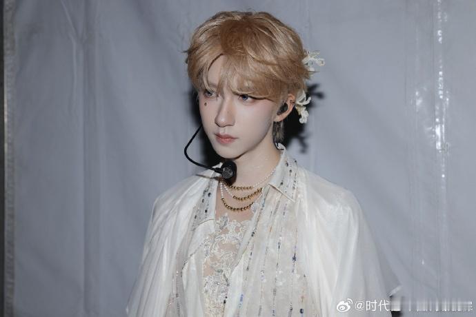 贺峻霖晒演唱会后台视角贺峻霖粉兔塑 晒出来演唱会后台的视角，真的是太萌了，贺峻霖