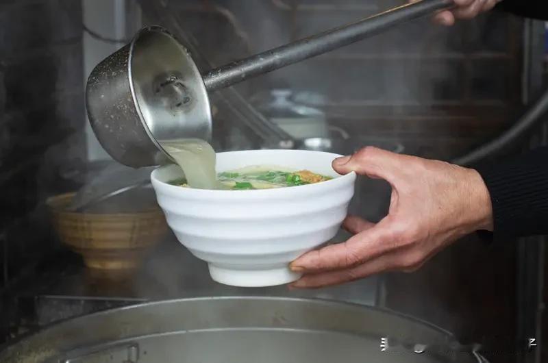 大哥吃面时发现碗里只有汤没有面 四川一大哥去面馆吃面，结果端上来的碗里只有汤没有