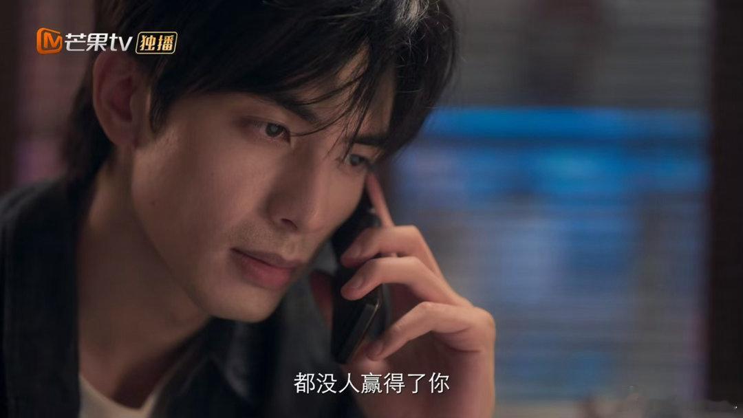 宋威龙才不是木头帅哥 这段对手戏堪称演技爆发，和父亲对峙时苦笑发问，眼底裹挟愤怒