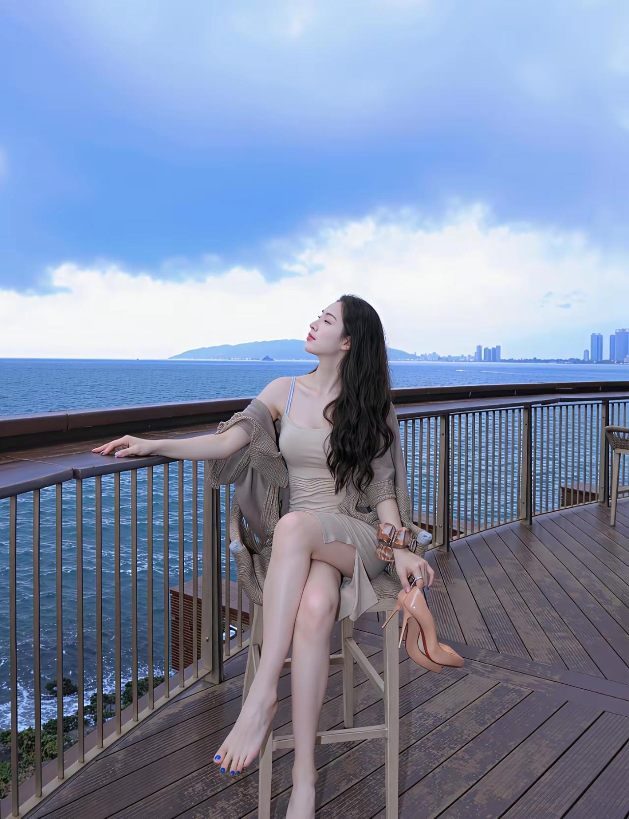 海边休闲时光，微风拂面，心情很舒畅。