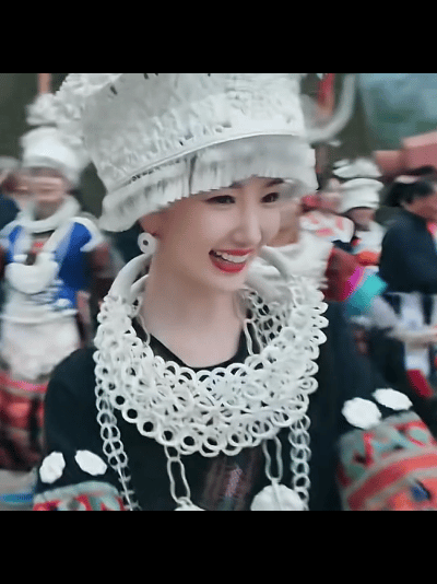 堪称“央妈严选”的毛晓彤，央视镜头下从未让人失望。端庄不失甜美，大气中透着坚韧，